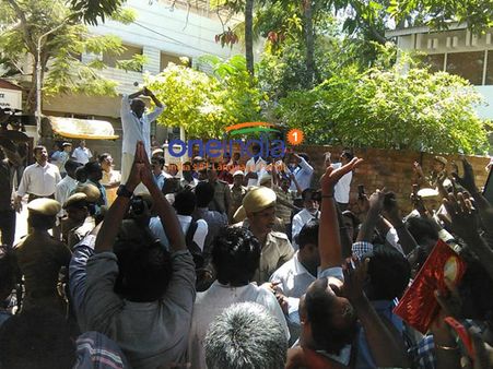 திருமண நாளன்று ரசிகர்களைச் சந்தித்தார் ரஜினி