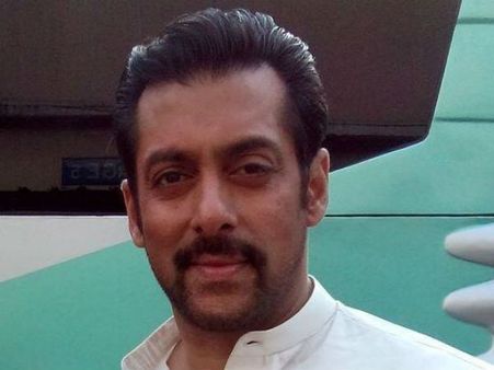 சோனம் கபூருக்கு பன்றிக் காய்ச்சல்: கற்பூரம்-ஏலக்காய் பொடியை முகர்ந்து பார்க்கும் சல்மான் கான்