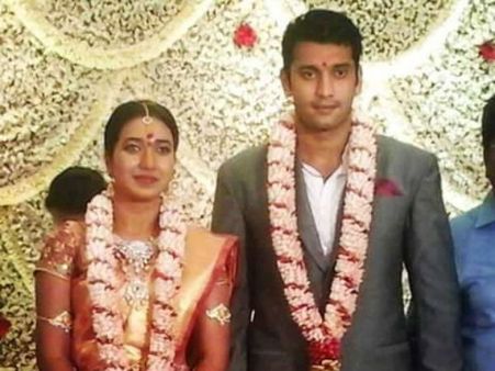 அருள்நிதிக்கு கெட்டிமேளம்... முன்னாள் நீதிபதி மகளை மணக்கிறார்... நிச்சயதார்த்தம் நடந்தது!