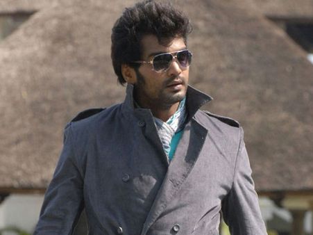 'படப்பிடிப்பில் பணம் கேட்டு ப்ளாக்மெயில்'!: நடிகர் வினய் மீது தயாரிப்பாளர் புகார்