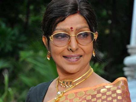 கார் விபத்தில் உயிர்தப்பினார் நடிகை சாரதா