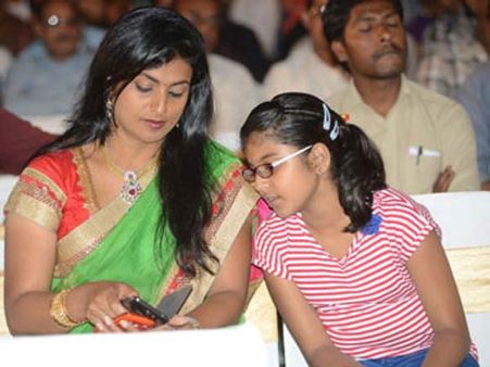 குழந்தை நட்சத்திரமாக அறிமுகமாகும் ரோஜா – செல்வமணி மகள்