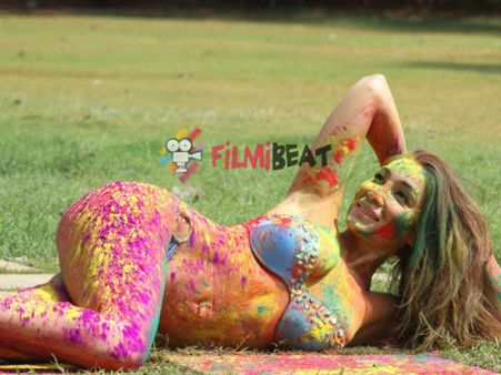 ஹோலி பண்டிகையில் ஆபாச போஸ் கொடுத்த விவகாரம்... இந்தி நடிகை சோபியா கைது?