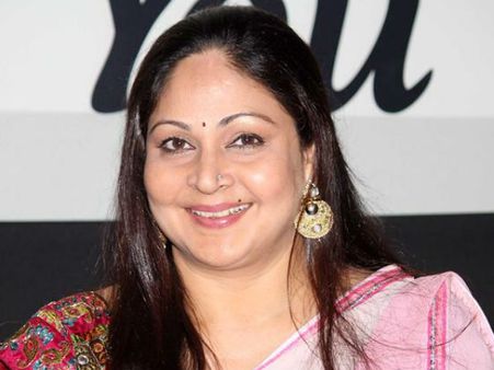 என்னை அடித்து துன்புறுத்துகிறார்: கணவர் மீது ரஜினி, கமல் ஹீரோயின் போலீசில் புகார்