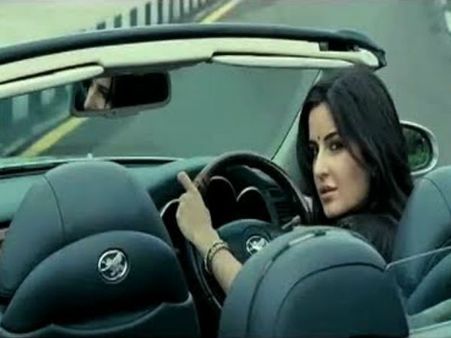 என்னம்மா கத்ரீனா, கார் ஓட்டச் சொன்னா இப்படி பண்ணீட்டீங்களேம்மா?