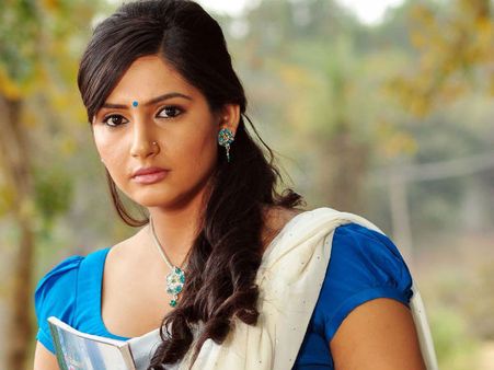 த்ரிஷா, ராணா காதலை நான் அத்துவிட்டேனாக்கும்: ராகினி எரிச்சல்