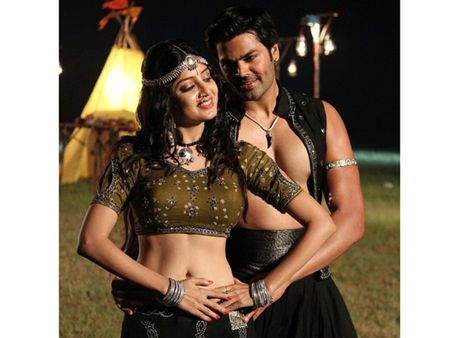 கதாநாயகிக்குப் போட்டியாக கவர்ச்சியில் களமிறங்கிய கணேஷ் வெங்கட்ராமன்