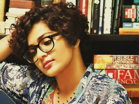 உத்தம வில்லன் நாயகிக்கு அம்மை...!