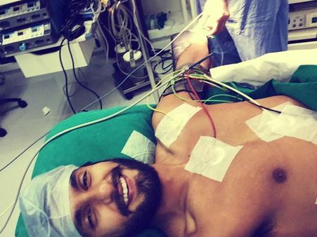 கையில் ஆபரேசன்... செல்ஃபி எடுத்து லைவ் வர்ணனை செய்த ரன்வீர் சிங்