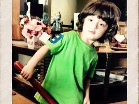 சுத்தமான இந்தியா: பிஞ்சுக் கையால் துடைப்பம் எடுத்த ஷாருக்கின் செல்ல மகன் ஆப்ராம்