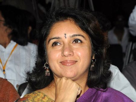 இயக்குநர் ரேவதி மீண்டும் பராக்… பராக்…