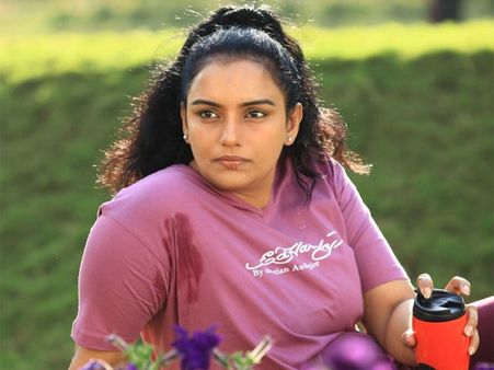 கவர்ச்சி நடிகை ஸ்வேதா மேனன் காயம்