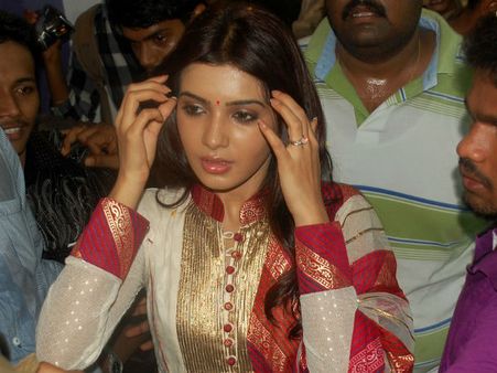 ரசிகர்கள் கூட்டத்தில் சிக்கிய சமந்தா... தடியடி நடத்தி மீட்ட போலீஸ்... ஹைதராபாத்தில் பரபரப்பு!