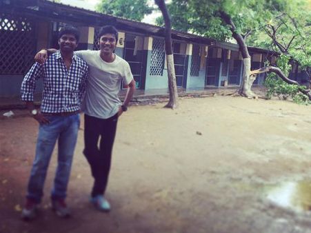 ‘ஞாபகம் வருதே... ஞாபகம் வருதே’... தான் படித்த பள்ளியிலேயே ஷூட்டிங் நடத்திய தனுஷ்!