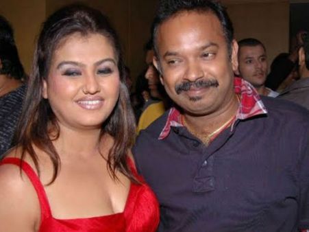 சோனாவுக்கு ரூ. 1 கோடி கொடுங்க.. வெங்கட் பிரபுவுக்கு தயாரிப்பாளர் சங்கம் ஆர்டர்!