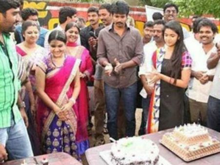 சூட்டிங் முடிந்தது… கேக் வெட்டி கொண்டாடிய ரஜினி முருகன் படக்குழு