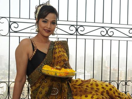 வெயிலிலிருந்து தப்ப இந்த தனிஷா எங்க போனார்னு தெரியுமா...?