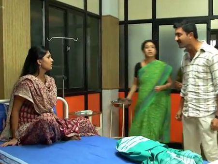 கதாநாயகியை கோமாவில் படுக்கவை... நாயகன் படத்துக்கு மாலை போடு… ப்ரசர் ஏற்றும் டிவி சீரியல்கள்!