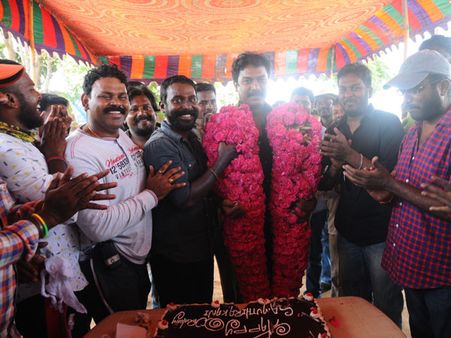 இயக்குனர் சமுத்திரக்கனிக்கு ஹேப்பி பர்த்டே... ஆளுயர மாலை போட்டு கேக் வெட்டிய ”அச்சமின்றி” படக்குழு!
