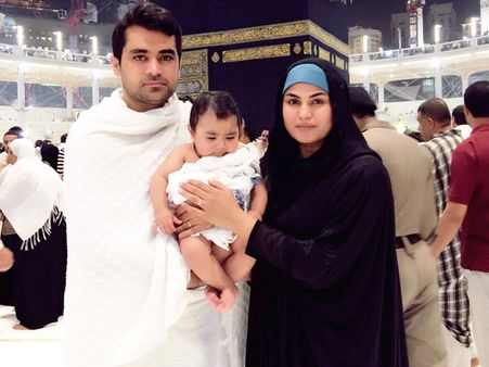 கணவர், குழந்தையுடன் உம்ரா புனிதப் பயணம் மேற்கொண்ட வீணா மாலிக்!