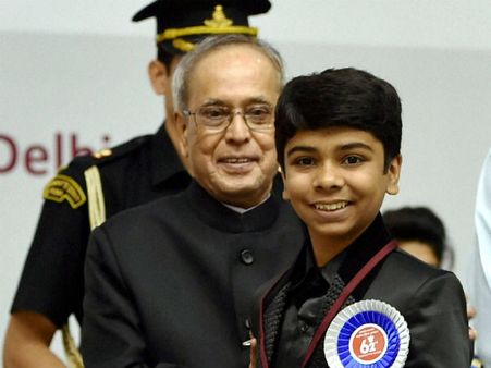 திரைப்பட கலைஞர்களுக்கு தேசிய விருதுகளை வழங்கினார் ஜனாதிபதி பிரணாப் முகர்ஜி