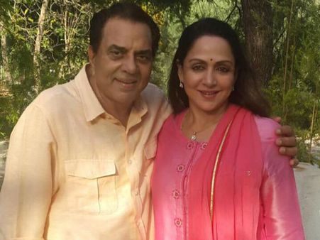 35வது திருமண நாளை ‘தனியே தன்னந்தனியே’ கொண்டாடி மகிழ்ந்த ஹேமமாலினி- தர்மேந்திரா!