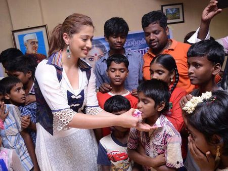 ஏழைக் குழந்தைகளுடன் பிறந்த நாள் கொண்டாடிய லட்சுமி ராய்!