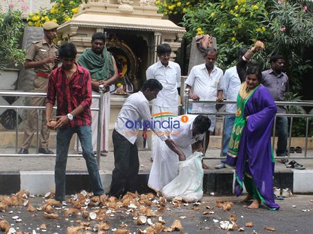 ஜெ. விடுதலை.... ரோட்டோர கோவிலில் தேங்காய் உடைத்த கவர்ச்சி நடிகை பபிதா!