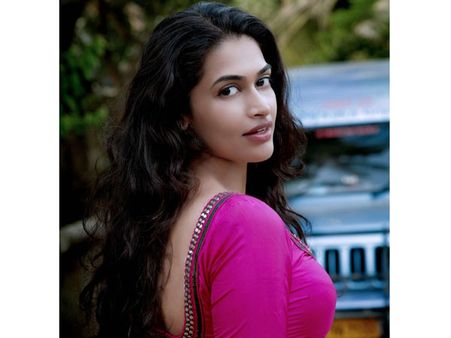 பாண்டிச்சேரி தெருக்களில் பாசி, ஊசி, ஹேர்பின் விற்ற ‘சரபம்’ சலோனி!