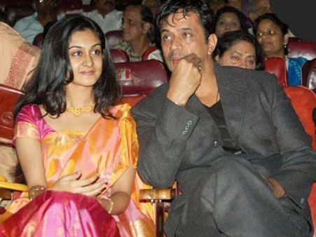 அப்பா அர்ஜூன் இயக்கும் படத்தில் ”கதக்” கலைஞராக அசத்தும் மகள் ஐஸ்!