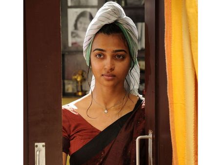 ஜாக்கெட் அணியாமல்.... - ராதிகா ஆப்தேவின் அடுத்த பரபர!