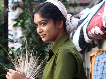 நான்கு இளைஞர்களை நிஜமாகவே விளக்குமாறால் வெளுத்துக் கட்டிய ப்ரியங்கா!