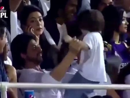 அப்பா ஷாருக்கான் மடியில் நின்று ஊலாலா பாட்டுக்கு டான்ஸ் ஆடிய ஆப்ராம்