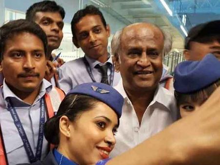 உள்ளே பார் ரஜினி.. 10 நிமிஷம் லேட்டானாலும் லேட்டஸ்டாக போய்ச் சேர்ந்த ஹைதராபாத் விமானம்!