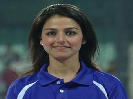 ராக்கி கபூர் டாண்டன் – ஐபிஎல் அரங்கத்தை அசரடித்த அழகுப் பெண்மணி இவர்தான்!