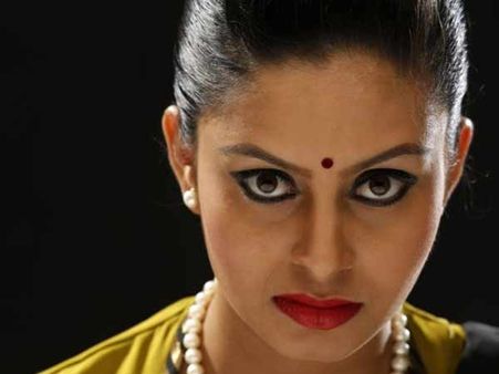 ‘துடி’ப்பான ஹோட்டல் ரிசப்சனிஸ்ட் ஆன அபிநயா