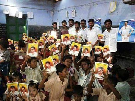 25 வசதியில்லாத மாணவர்களின் கல்வி செலவை ஏற்றுக் கொண்ட விஜய்!