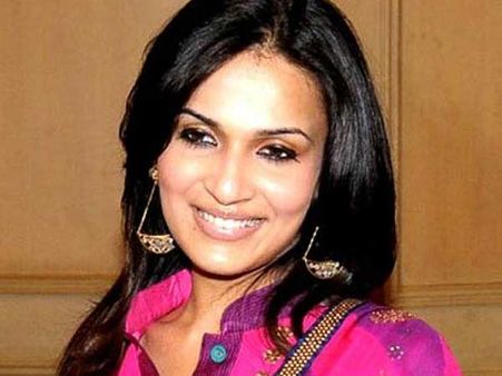 ஈராஸ் நிறுவனத்திலிருந்து வெளியேறினார் சௌந்தர்யா ரஜினிகாந்த்!