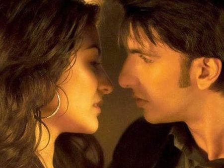 மாஜி காதலர் ரன்வீருக்கு லிப் டூ லிப் கொடுத்த அனுஷ்கா: கொலவெறியில் கோஹ்லி