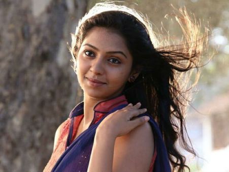 காதலைக் காபியில் கலக்கும் 'பில்டர் காபி'.. பாட்டுப் பாடிய லட்சுமி மேனன்!