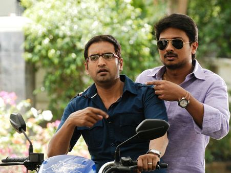 சந்தானத்துக்கு கடைசி நேரத்தில் கை கொடுத்த உதயநிதி