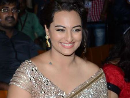 டியர் மினிஸ்டர்.. ஜல்லிக்கட்டு தடையை நீக்காதீங்க... லிங்கா நாயகி 