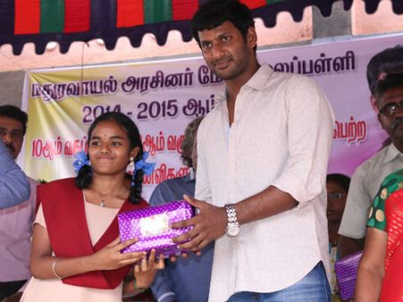 அரசுப் பள்ளி மாணவர்களுக்கு பரிசளித்து உற்சாகப்படுத்திய விஷால்