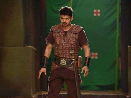 கிளம்பிட்டாங்கய்யா, கிளம்பிட்டாங்கய்யா: புலி பர்ஸ்ட் லுக்கை கிண்டல் செய்யும் 'தல' ரசிகர்கள்