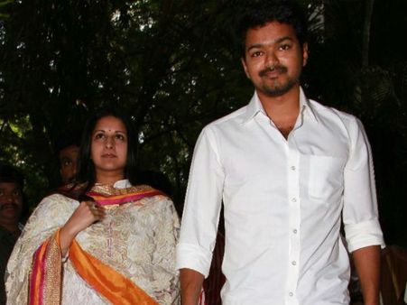 மனைவி, பிள்ளைகளுடன் மாமியார் வீட்டில் பிறந்த நாள் கொண்டாடிய விஜய்!