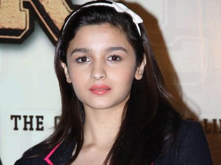 அச்சச்சோ ஆலியா ”பட்டு”க்கு தோள்பட்டையில் அடியாமே!!!