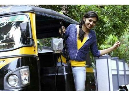 ஆட்டோவில் போன அதிர்ஷ்டலட்சுமி.... லட்சுமி மேனனின் முதல் நாள் கல்லூரி அனுபவம்...!