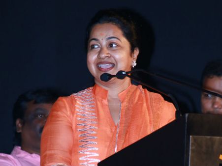 'நடிகர்களே, மல்லாக்கப் படுத்துக் கொண்டு எச்சில் துப்பாதீர்கள்!' - யாரை எச்சரிக்கிறார் ராதிகா?