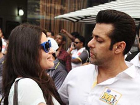 முன்னாள் காதலிகளுடன் ஜாலியாக ஜுராசிக் வேர்ல்ட் பார்த்த சல்மான் கான்