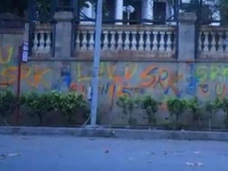 'லவ் யூ', 15ம் தேதி சந்திப்போம்: ஷாருக்கான் வீட்டு சுவரில் கிறுக்கிய ரசிகர்கள்